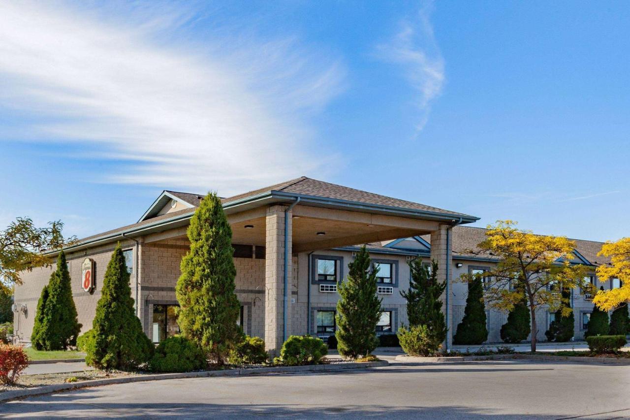 Motel Super 8 By Wyndham Ambassador Bridge Windsor On Exterior foto