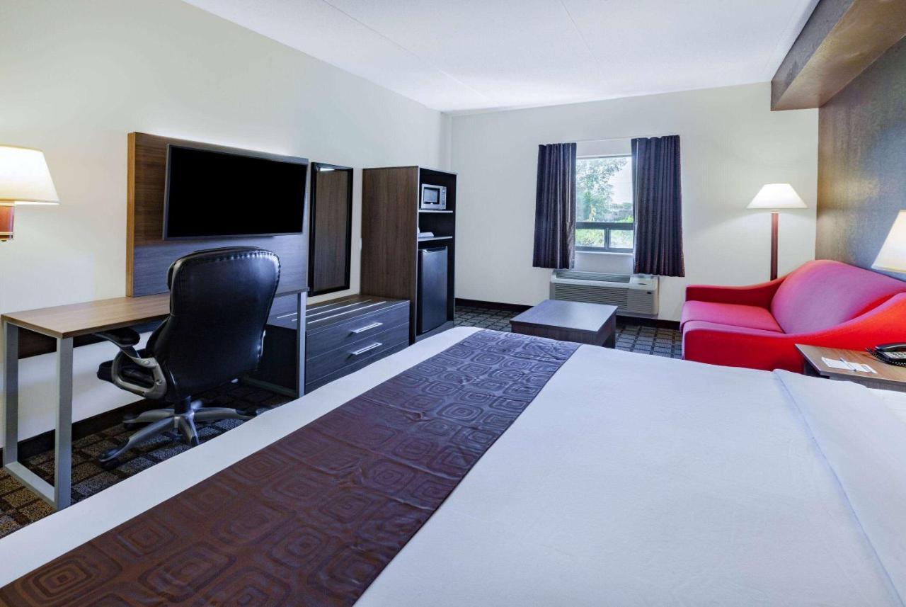 Motel Super 8 By Wyndham Ambassador Bridge Windsor On Exterior foto