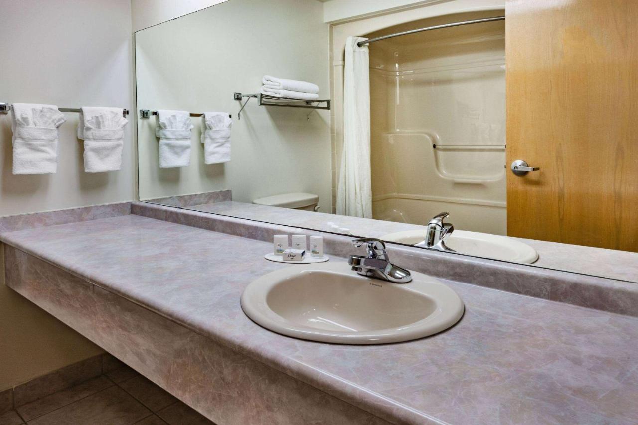 Motel Super 8 By Wyndham Ambassador Bridge Windsor On Exterior foto